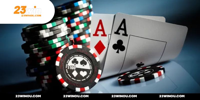 Dealer xinh đẹp sẽ chia 2 quân bài cho mỗi người